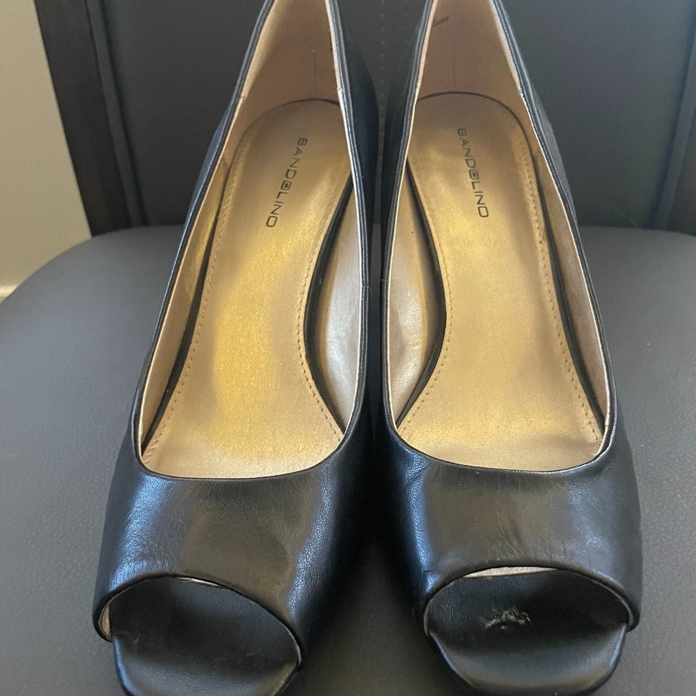 Bandolino, peep toe shoe in black, size 9